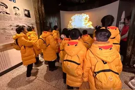 操作机器人、收获特殊礼物，40名双鸭山小学生走进哈工程研学图片