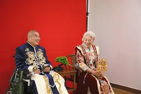 皱纹深深浅浅，爱情依然如初，钻石婚的他们，收获人生第一张婚纱照图片