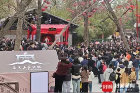 “王婆”相亲舞台火热背后：有人起大早排队盼上台，有人直播涨粉上万图片