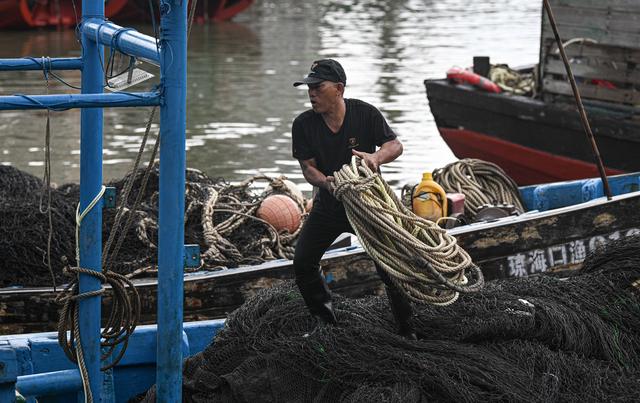 海南渔船避风暂缓出海