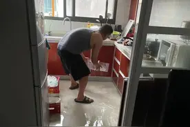 暴雨突如其来，家里进水了……图片