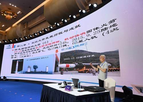 87岁火箭专家龙乐豪带着老照片在渝开讲，他与青少年聊了啥→
