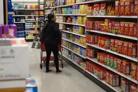 关税政策引发美国消费者焦虑，多家当地零售商表达担忧情绪图片