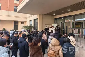 青岛镇江路小学家长“亲子节”走进校园 和孩子共度美好时光图片