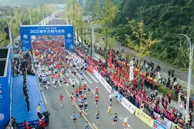 超1.2万名跑者穿越古今 共赴2023阆中古城马拉松盛宴图片