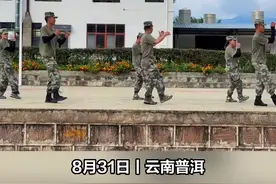 军训休息期间 教官为学生们表演舞蹈活跃气氛图片