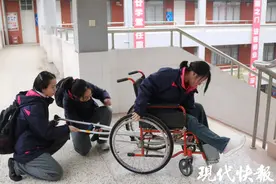 好样的！同学腿骨折，他们送饭搀扶推轮椅图片