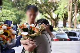 广州男童在自家店外失散，25年后与父母相认！收养人已去世图片