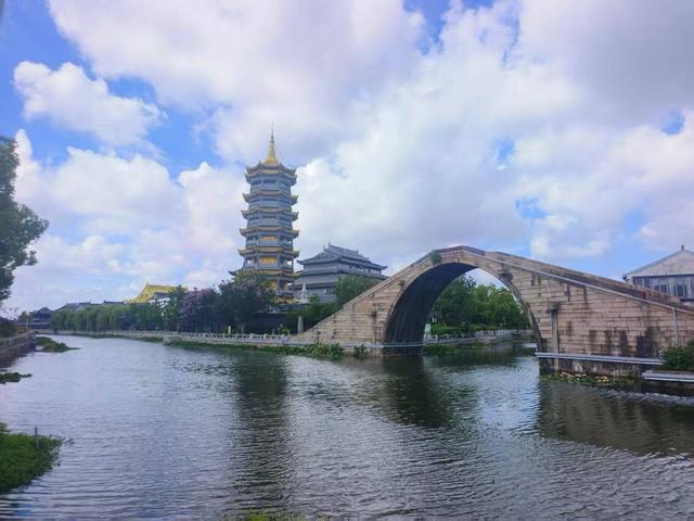 一河承旧岁，烟火漫平望
