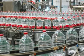 舆情致“农夫山泉”瓶装水大幅下跌，“东方树叶”营收一骑绝尘图片