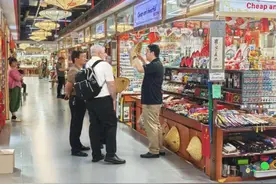 筋膜枪、智能手表、磁吸充电宝……“老外”的行李箱里塞满“中国制造”图片