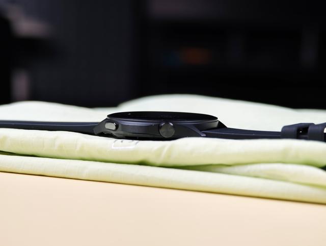 OPPO Watch S礼盒开箱：轻薄表皇遇上蕉内防晒衣，打造全场景舒适体验