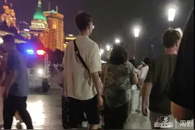 上海外滩游玩遭遇“套路卖花”？已查处无证兜售人员30余人次图片