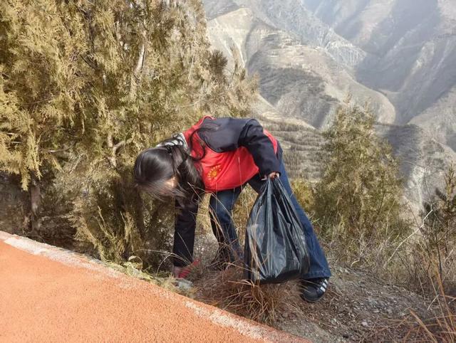 【青春护绿志愿行，环境焕新我先行】文县团委积极组织“返家乡”大学生参与环境卫生整治