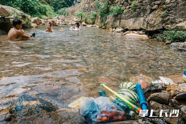 组图 |  西瓜泡溪水、水枪激战！宁乡天龙峡解锁40℃高温下的“瀑布冰镇”模式