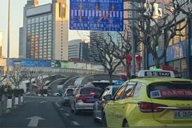春运启幕上海火车站南北广场车流不均？警方设标志牌引导从北广场进站图片