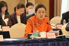 乔亚群代表：加强沙化和荒漠化土地治理 不断厚植柴达木生态绿色底蕴图片