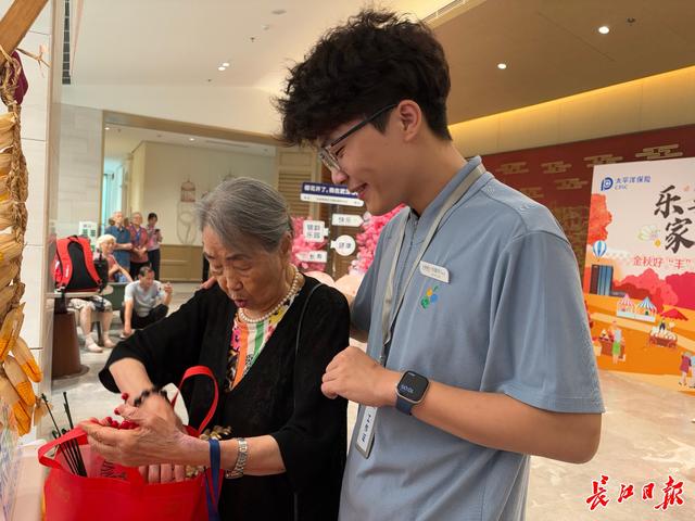 入职“快乐活动部”的年轻小伙：“陪玩”也是需要用心的事