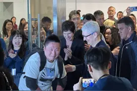 苹果上海静安零售店开业，库克开门迎客图片