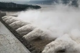直击三峡腾库：三峡大坝开7个深孔，出库量达4.1万立方米每秒图片