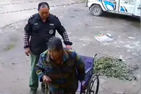 瘫痪多年的母亲终于能站起来了，哥哥在监控前和弟弟分享好消息，兄弟俩的笑声又暖又让人心酸视频封面