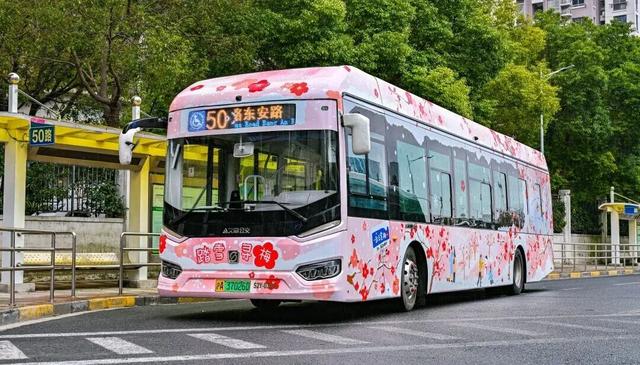 马路上的流动美景！上海公交换上粉嫩“新装”