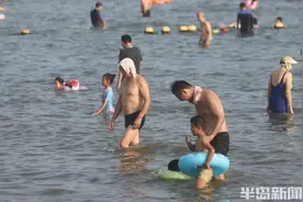 海边纳凉，防晒还得脸基尼图片