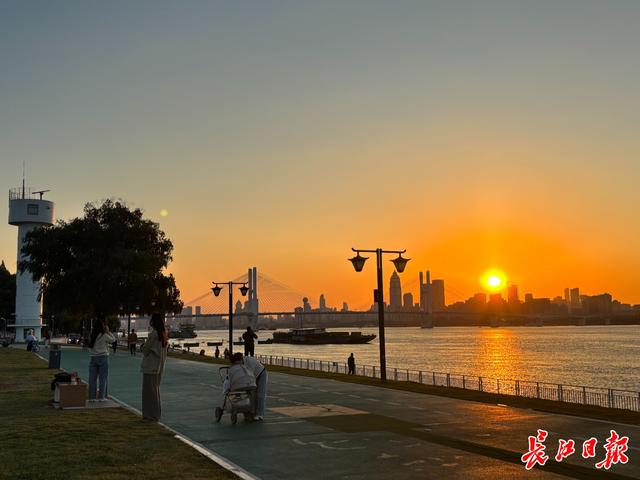 将秋天的颜色，调进咖啡和音乐里…… 武汉秋日的打开方式变了