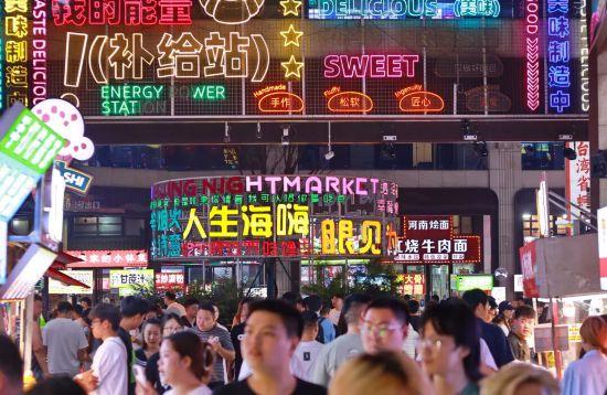 老城街巷重拾烟火气，就在这些超火的魔都夜市