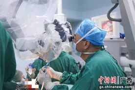 女子脑内惊现12厘米寄生虫  医生妙手“捉虫”图片