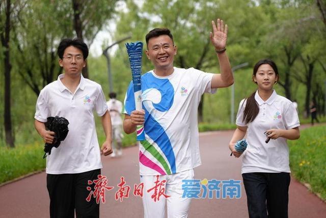 袈裟泉涌千年韵！2025济南国际泉水节“泉炬”传递抵达长清