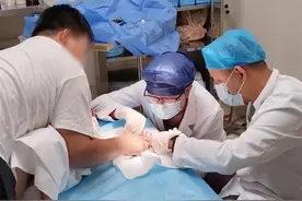 2岁幼儿手指划伤血流不止，医生半跪近20分钟缝合伤口图片