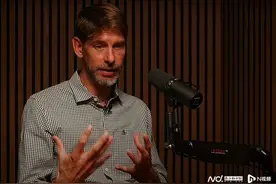 前美空军军官声称20年前有足球场大小的UFO飞临发射基地图片