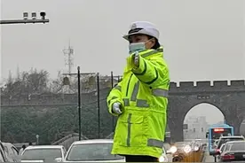 特约记者行：靓丽女交警的手势能看懂吗图片