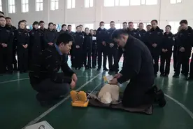 海南州公安局组织开展自动体外除颤器（AED）设备急救技能培训活动图片