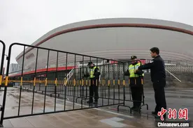 中超联赛火爆回归 上海浦东足球场迎来2024首秀图片