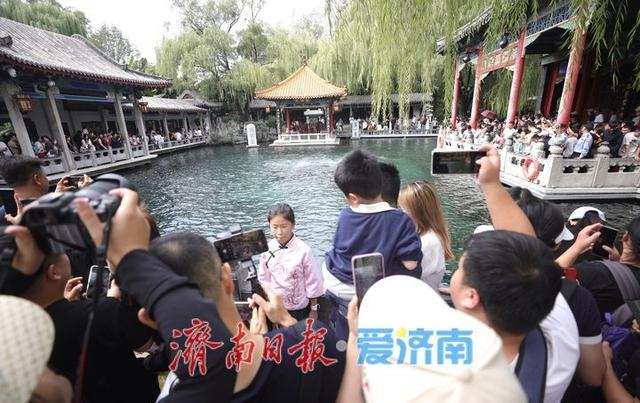 国庆首日趵突泉游人如织 泉水游成假日首选