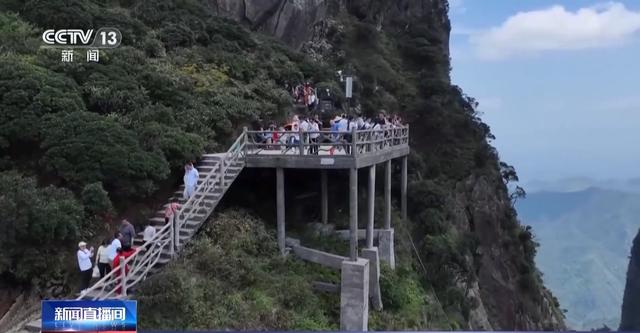 坐电梯轻松登山！“低耗游”悄然走红