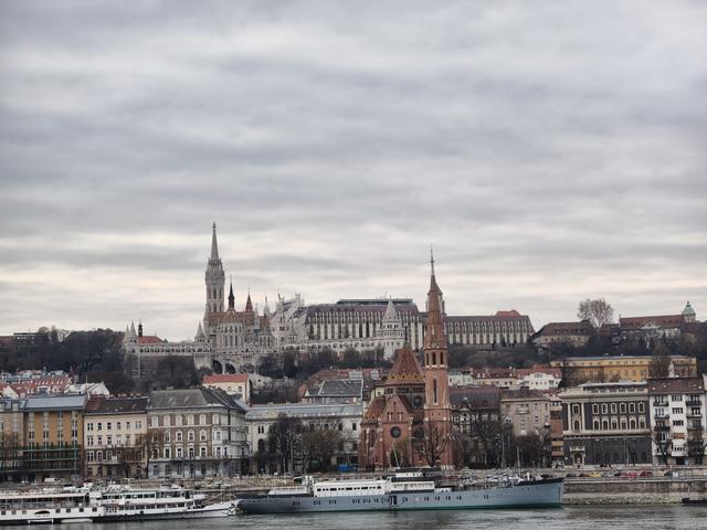 多瑙河畔，在布达静听城市的岁月回声