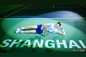上海网球大师赛完美收官，胡尔卡奇捧杯，费德勒现场观战图片