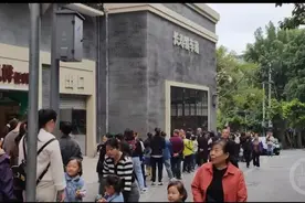 长寿缆车恢复运营人气爆满  游客排“长龙”感受重庆的“从前慢”图片