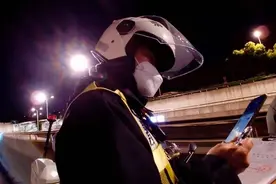 交警晚上送外卖还称“别给差评”？真相是……图片