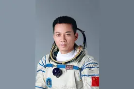 致敬！航天员汤洪波获颁二级航天功勋奖章 授予唐胜杰、江新林英雄航天员荣誉称号图片