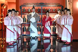 青岛首家大型沉浸式文化餐秀兰齐宴赋在市南区开门纳客图片