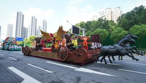 直击！蒜鸟、悟空、Labubu坐花车巡游武汉