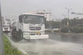 雨后洒水作业是多此一举？镇江环卫中心给出科学解释：事半功倍图片