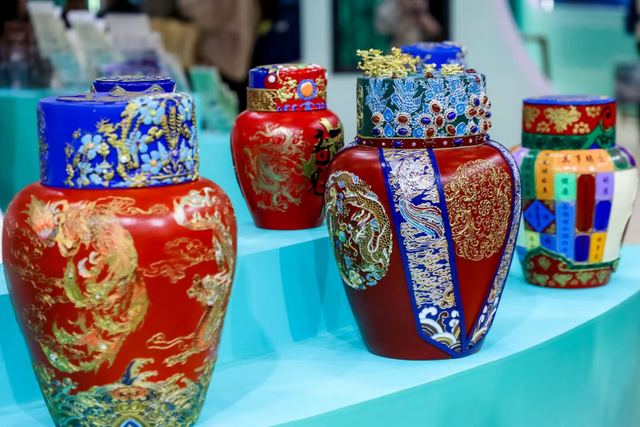 古城绍兴亮相文博会，“迅哥儿”来了，还带来他的猹