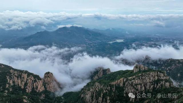 泰山雨霁：云雾织仙境，霞光染群峰，这泼墨山水里藏着夏日最治愈的奔赴