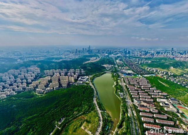 俯瞰龙鼎滨河公园，满眼翠绿清凉一夏
