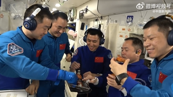 太空吃播上线！中国航天员在太空吃烧烤